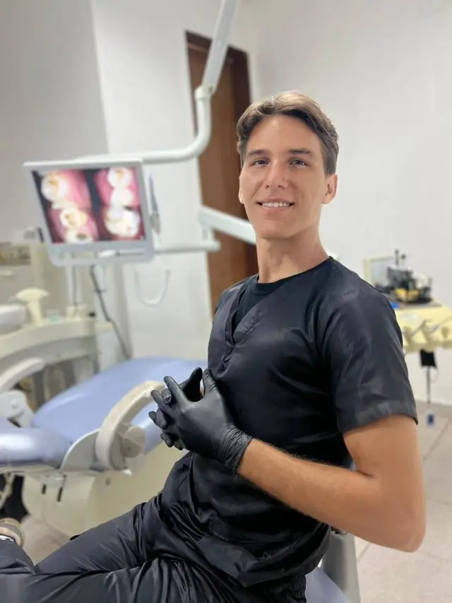 Dr. cabaña en su consultorio dental en Calabozo, Guárico