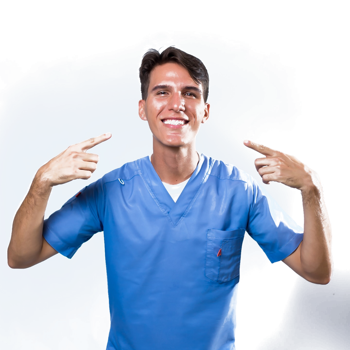 Dr. José cabaña, odontólogo, sonriendo y señalando su sonrisa